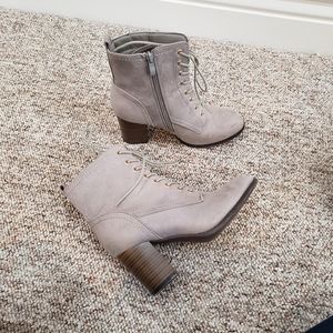 Journee Collection Womens Baylor Booties, Stacked Heel, 7.5